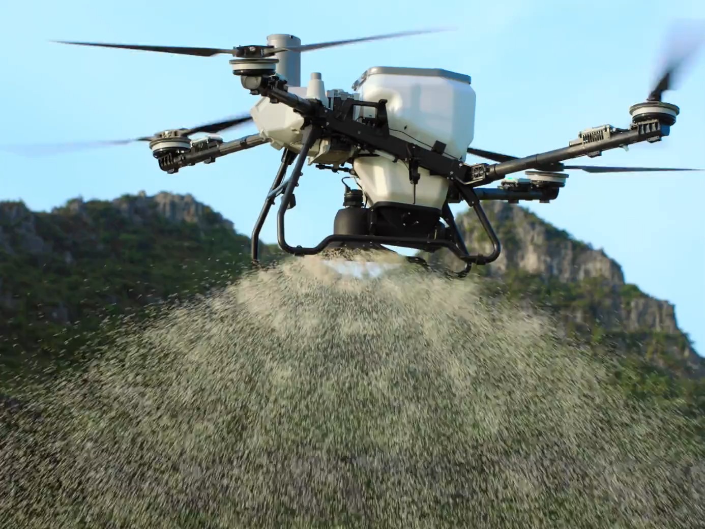 DJI Agras T55 esparciendo fertilizante granulado sobre un campo
